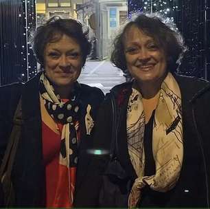 Gêmeas de 'O Iluminado' postam foto juntas aos 56 anos; veja como elas estão