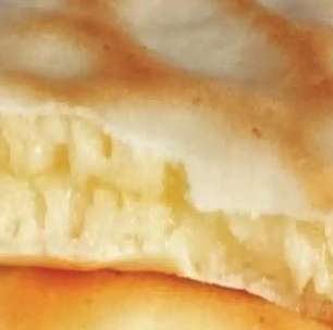 Pão de queijo com tapioca na frigideira para o Dia das Mães: café da manhã rápido que vai fazer a mamãe se sentir mimada sem você passar horas na cozinha!