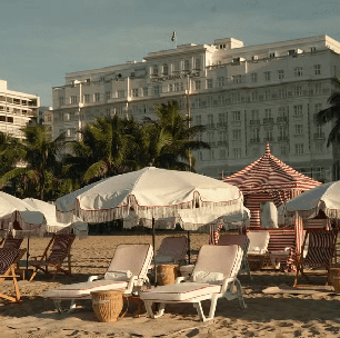 Collab entre Copacabana Palace e Havaianas transforma praia em espaço para hóspedes