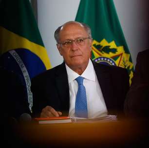 Vice-presidente do Brasil, Alckmin presenteia Papa Leão XIV com camisa do Santos