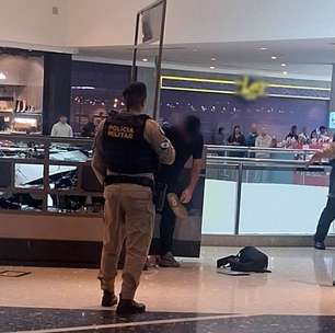 Passou o facão! Homem é gravado destruindo quiosque de shopping em Curitiba por possível desacordo comercial