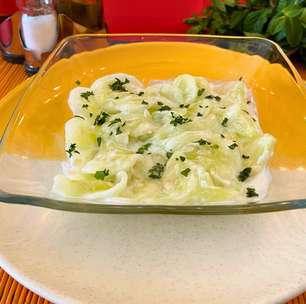 Salada de pepino com iogurte refrescante em poucos minutos
