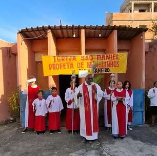 Única igreja de Niemeyer em favela tem missa do lado de fora porque o teto pode desabar