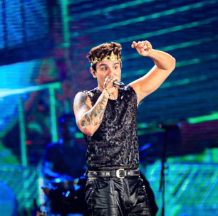 Luan Santana sobe no palco com detalhe inusitado no look e vira meme nas redes