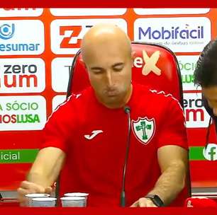 Jogador da Portuguesa 'invade' coletiva e sai em defesa do técnico após vitória na Série D