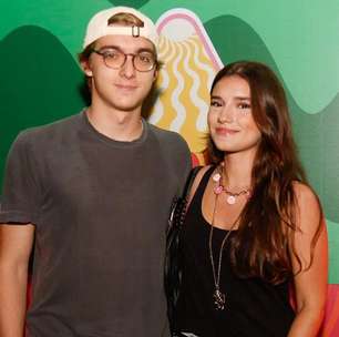 Em meio à polêmica do irmão, Benício, Joaquim Huck surge sorridente ao lado da namorada, Manoela Esteves. Fotos!