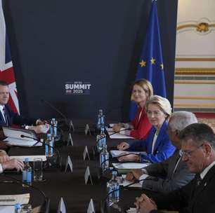 Arrependimento pós-Brexit leva Reino Unido a negociar acordo com UE que pode favorecer estudantes e turistas