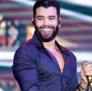 Gusttavo Lima pega fã de surpresa com carrão de presente