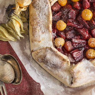 Prepare uma galette de morango com physalis para adoçar o fim de semana