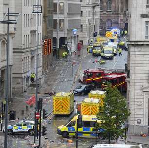 Motorista atropela torcedores que comemoravam título do Liverpool na Inglaterra