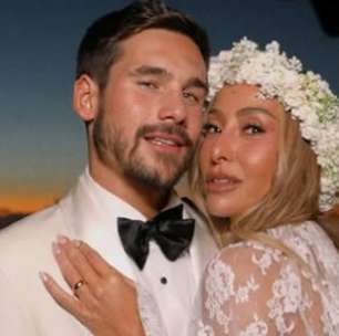 De chinelo e bolsa cara, Sabrina Sato rouba a cena no aeroporto