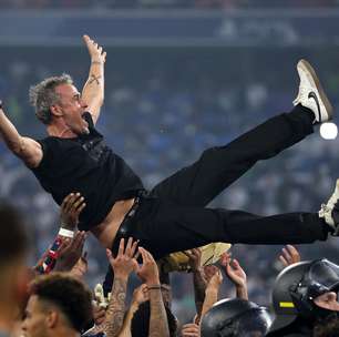 Técnico do PSG comemora título da Champions e faz homenagem para filha que morreu aos 9 anos