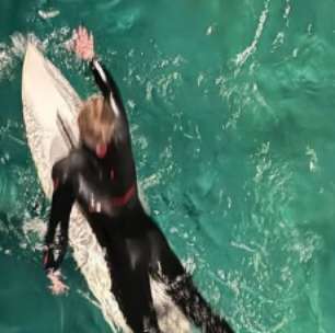 Após polêmica, Luciano Huck posta registros de surfe com os filhos