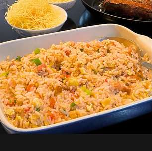 Arroz biro-biro molhadinho com sobras e bacon crocante