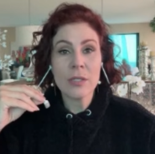 Moraes revoga bloqueio aos perfis de Carla Zambelli nas redes sociais