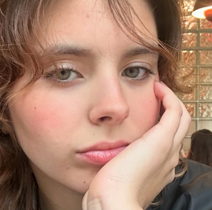 Neta de Gilberto Gil, Flor Gil relata críticas pela sexualidade: 'Falam que eu era linda e agora sou sapatão'