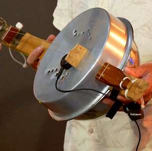 Marimbau: Filpo Ribeiro transformou panelas e pedaço de cadeira em instrumento musical