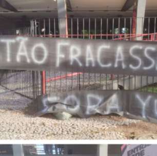 "Fora, Yuri!": Protesto em frente à sede do Sport expõe clima tenso nos bastidores