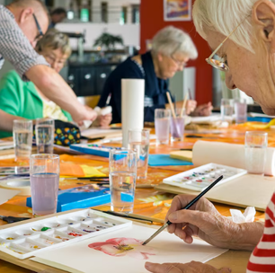 Arte em grupo faz bem para a cabeça dos idosos; saiba os motivos e como escolher a atividade ideal