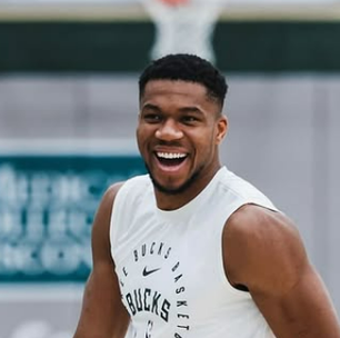 Astro da NBA leva tombo em quadra no Rio de Janeiro; veja