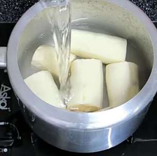 Pelo menos 1 vez na semana compro mandioca para fazer essa receita de mandioca gratinada que é uma maravilha