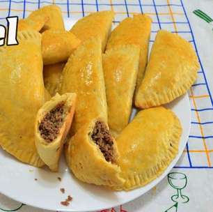 Pastel assado de carne moída com massa de creme de leite que fica uma belezura