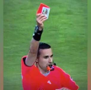 O que tinha em cartão que juiz de Boca e Benfica puxou?