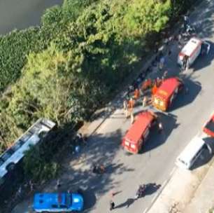 RJ: ônibus tomba e cai ao lado de canal na Avenida Ayrton Senna; 33 pessoas ficam feridas