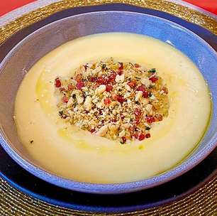 Sopa cremosa de mandioca com farofa crocante: mix de texturas
