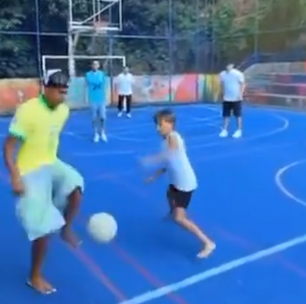 Yamal visita Rocinha e joga futebol com crianças durante férias no Brasil