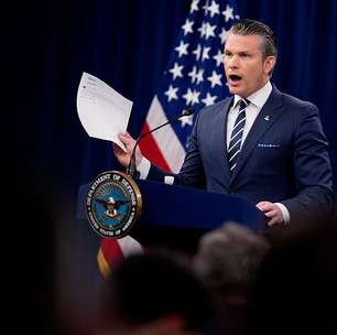 Avião com secretário de defesa dos EUA faz pouso de emergência após falha