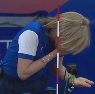 Árbitra é atingida por bolada no rosto e jogo da Liga das Nações de vôlei é paralisado; assista