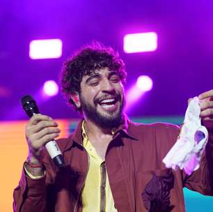 Calcinha e bebê reborn: Nattanzinho ganha presentes inusitados durante show no São João de Campina Grande