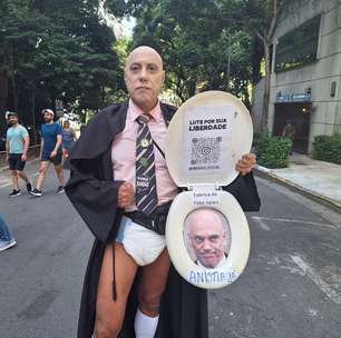 Em protesto ao STF, homem se fantasia de Alexandre de Moraes para ato de Bolsonaro em SP: 'Suprema tribo'
