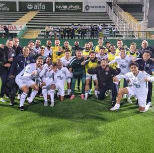 Com gol de goleiro, Goiás vence fora de casa e assume a liderança