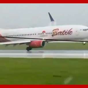 Ventos fortes fazem avião de grande porte pousar 'de lado' na Indonésia