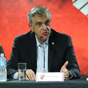 Petraglia 'bate martelo' e Athletico-PR aguarda novo reforço: "3° negócio fechado"
