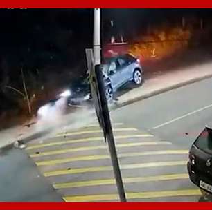 Idoso perde controle de carro de luxo e bate em poste em Minas Gerais