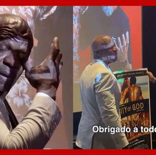 Terry Crews chora ao ser presenteado com cartaz autografado de 'Cidade de Deus'
