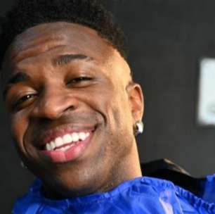 Gente? Vini Jr. sofre novos ataques racistas após posar com influenciadora