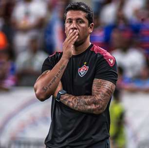 Vai fazer falta? Thiago Carpini tem desfalque confirmado no Vitória para duelo contra o Confiança, pelo Nordestão