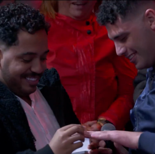 'Domingão com Huck' tem pedido de casamento gay com direito a beijo