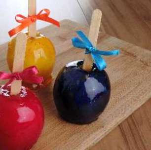 Maçã do amor colorida: dê um toque criativo ao doce clássico