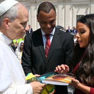 Jornalista Mariah Morais presenteia o papa Leão 14 com seu livro sobre as lições do divórcio