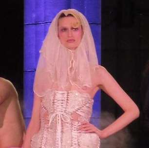 Modelo trans brasileira desfila com vestido de noiva em Paris