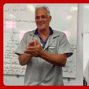 Alunos homenageiam porteiro da escola em formatura no RJ