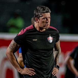 Após torcida do Vitória pedir sua demissão nas redes, Thiago Carpini manda recado: "Não entrego o cargo"