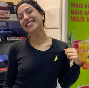 Jovem viraliza ao mostrar último dia como balconista de lanchonete antes de se formar médica