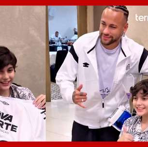 Neymar faz visita surpresa para criança santista com síndrome rara: 'Para sempre na memória'