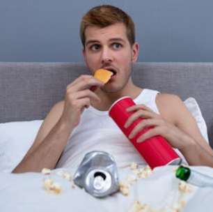 Com que frequência você deve lavar a roupa de cama? Uma microbiologista explica